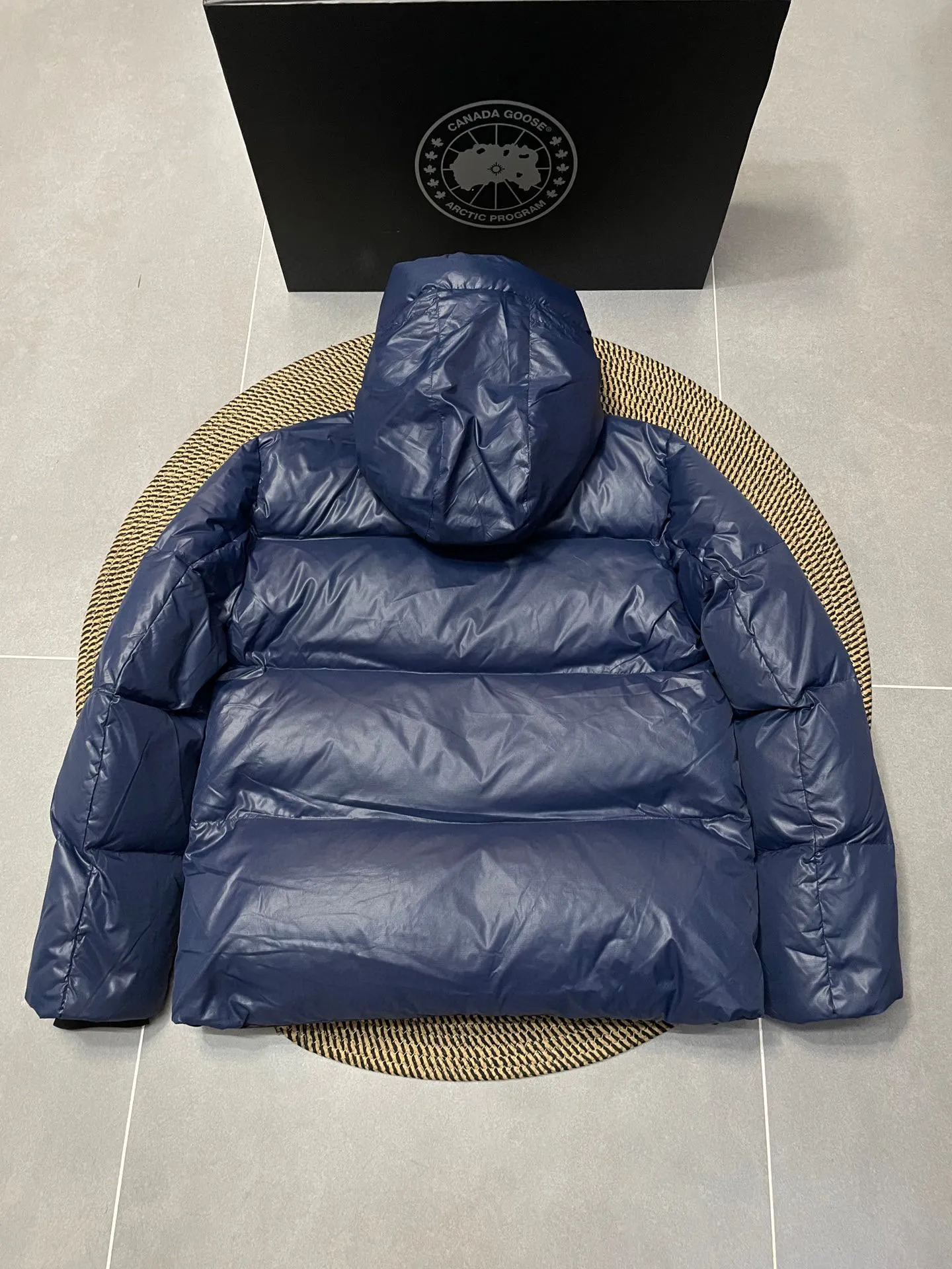 P780 Blue Red Label Top Version 𝘾𝘼𝙉𝘼𝘿𝘼 𝙂𝙊𝙊𝙎𝙀/Canada Goose 2023 Limited New Crofton Puff Down Jacket Pure Guangzhou Inspection 95 White Duck Down Filling‼  Top version, ceiling level‼ Crofton soft bread, the latest style in 2023, has a cold protection effect of up to level 4. It is made of recycled Feather-Light tear-resistant fabric. It is ultra-light and has no weight on the upper body at all! The unique black label highlights your temperament‼  Canada Goose, a Canadian brand, has always been recognized as the warmest down jacket. Various Instagram celebrities, Internet celebrities, and celebrities often wear it for street photos. I do Canada Goose every year, but I still can’t get rid of my love for geese. No matter how cold the winter is, there is no need to be afraid, because there are geese! Filled with 80% white duck down, Canada Goose is the legendary warmest down jacket and is known as a must-have for Arctic outdoor sports! The most popular down jacket in the world, celebrities are rushing to buy it, it is a must-have! Same style for men and women Size: S-XXL
